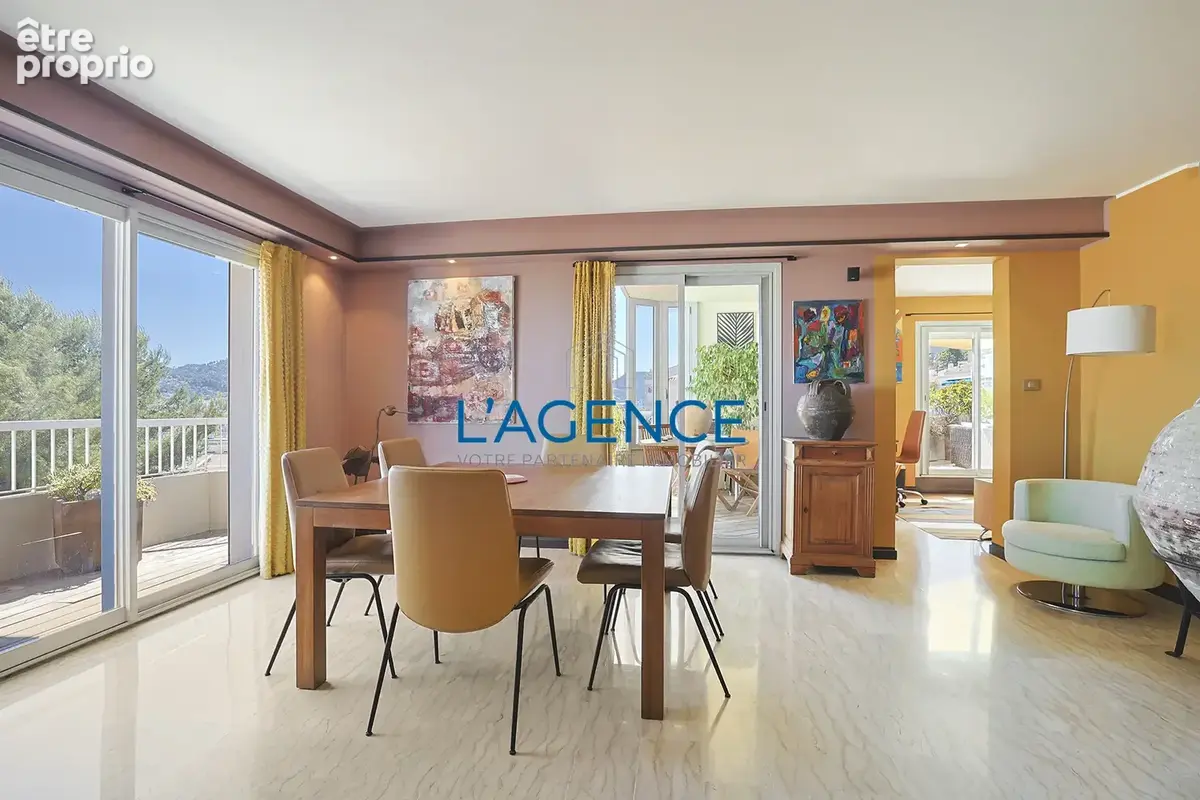 Appartement T4 de 134 m2 avec terrasse de 53m2 en dernier étage avec ascenseur au centre ville de Hyères - photo 8