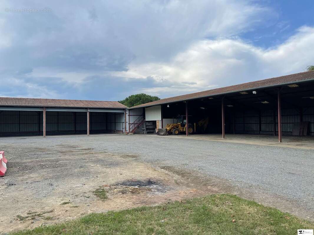 Parking à MARTRES-TOLOSANE