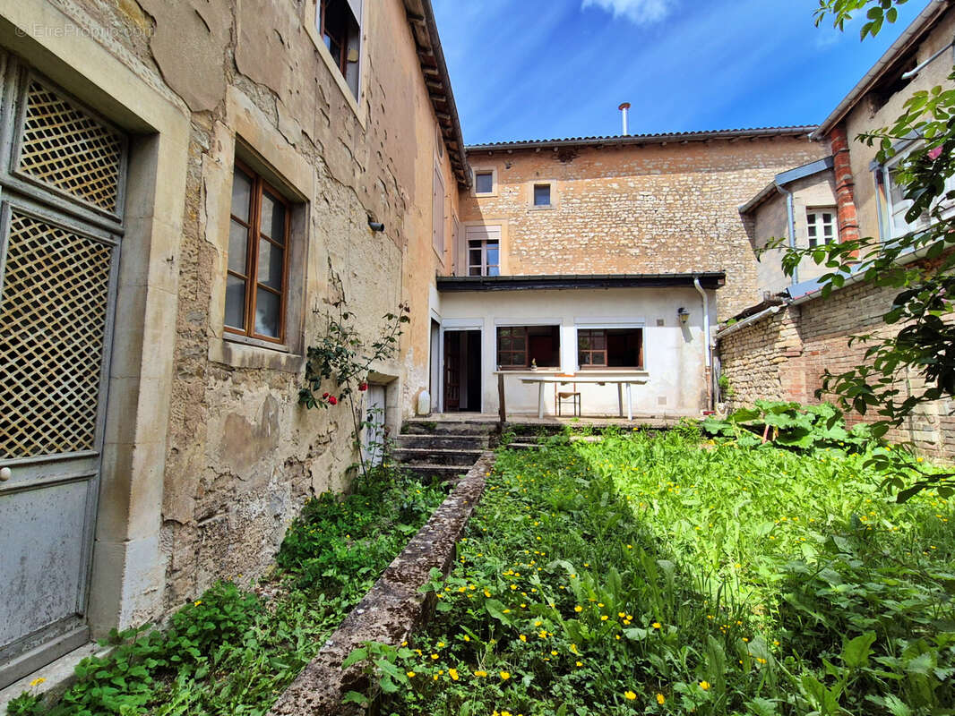 Maison à GONDRECOURT-LE-CHATEAU