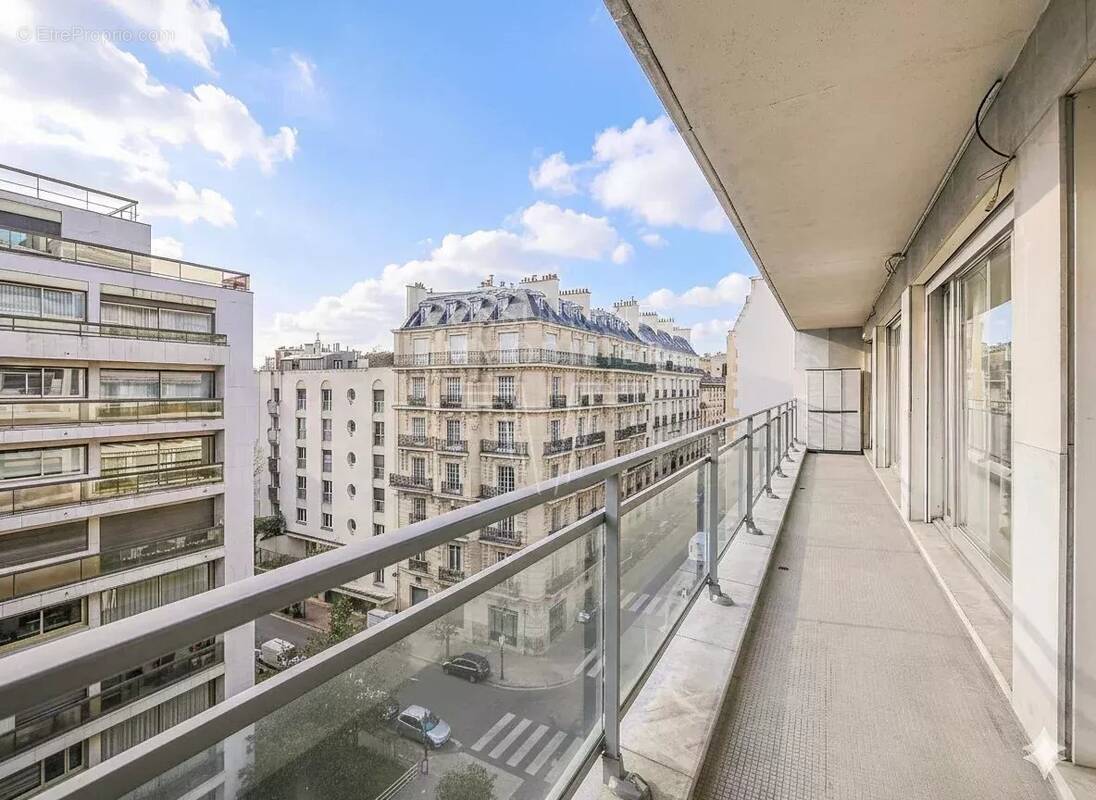 Appartement à PARIS-16E