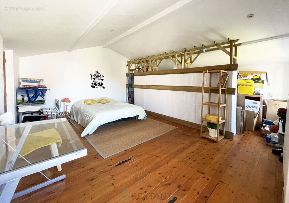 Belle propriété de 325² avec jardin de 3 660m² et dépendances - photo 14