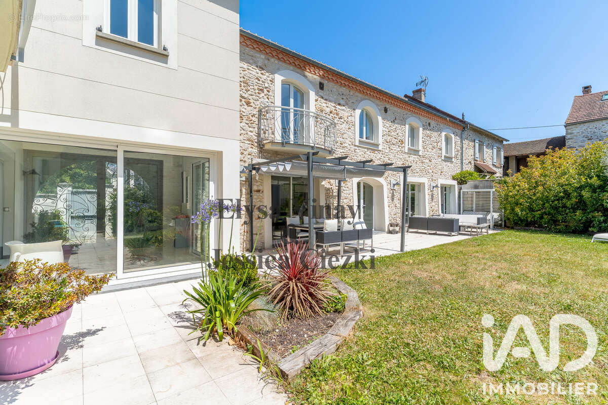 Maison 400 m² à Breuil-Bois-Robert  - photo 4