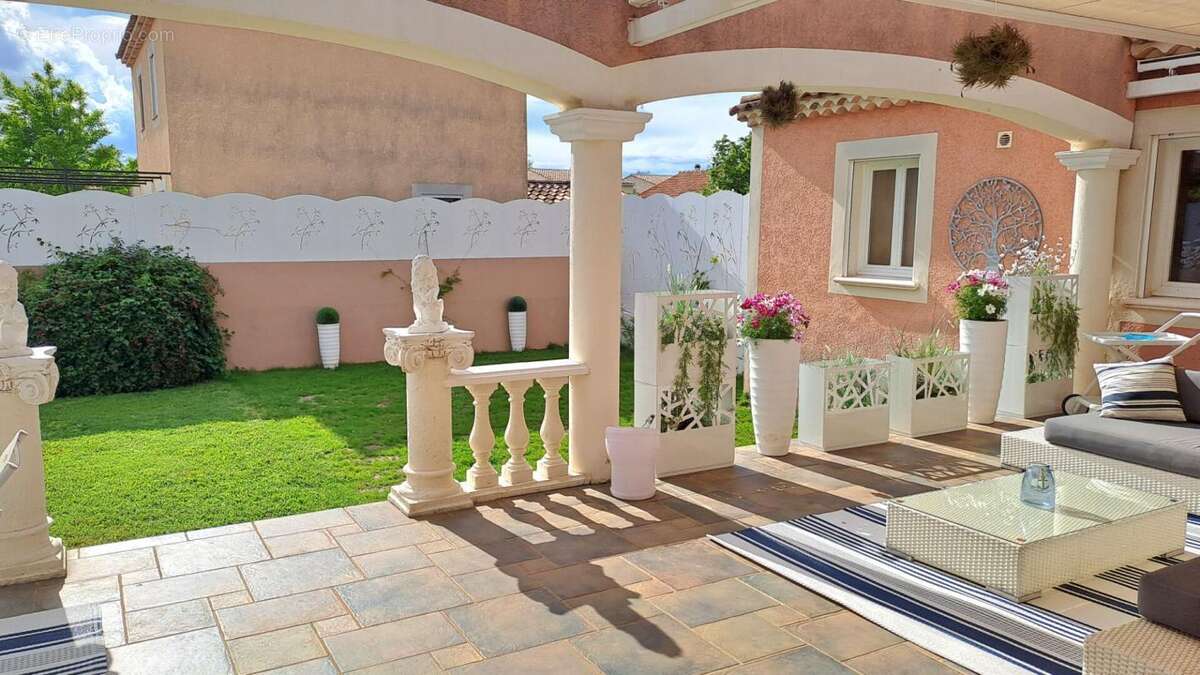 Villa Arles T 5/6  de 165 m²  avec Jardin - photo 5