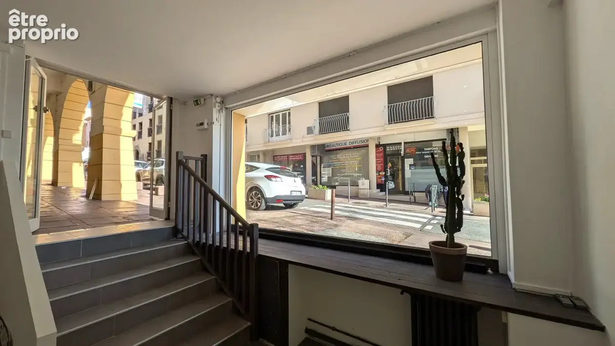 Local commercial avec belle vitrine donnant sur rue passante de FREJUS CENTRE - photo 6