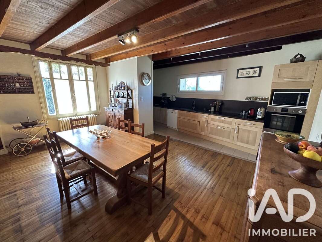 Maison 259 m² à Villiers-Couture  - photo 3