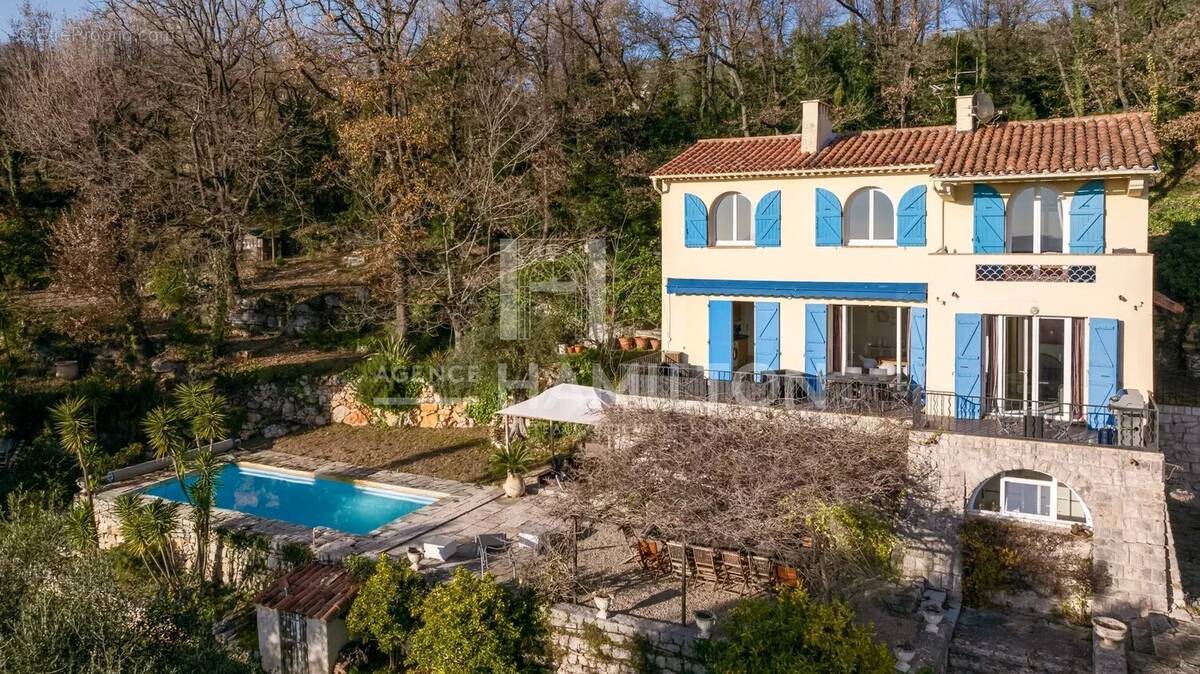 Maison à CHATEAUNEUF-GRASSE