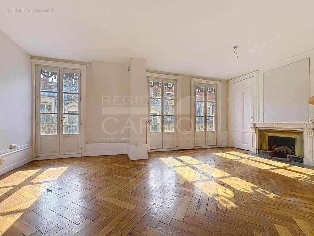 Lyon 2 / bellecour rue gasparin t3 57m² dernier etage balcon 345000€ - photo 9