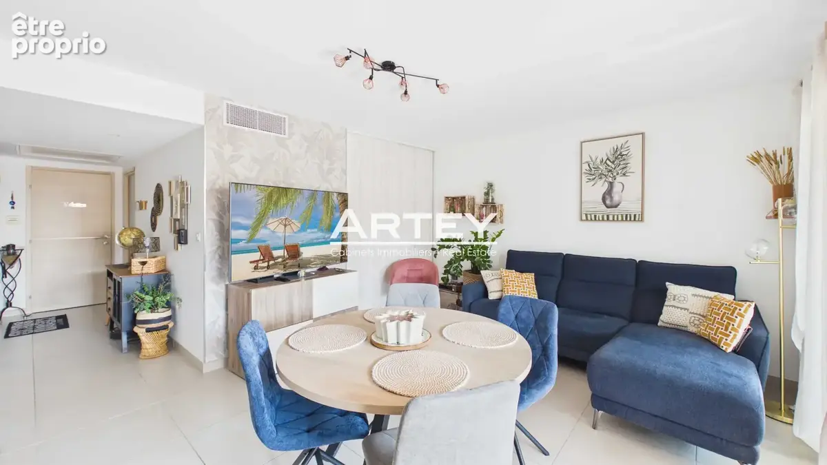 À quelques pas du port et du centre-ville de Carqueiranne, appartement en excellent état, situé au sein d’une - photo 2