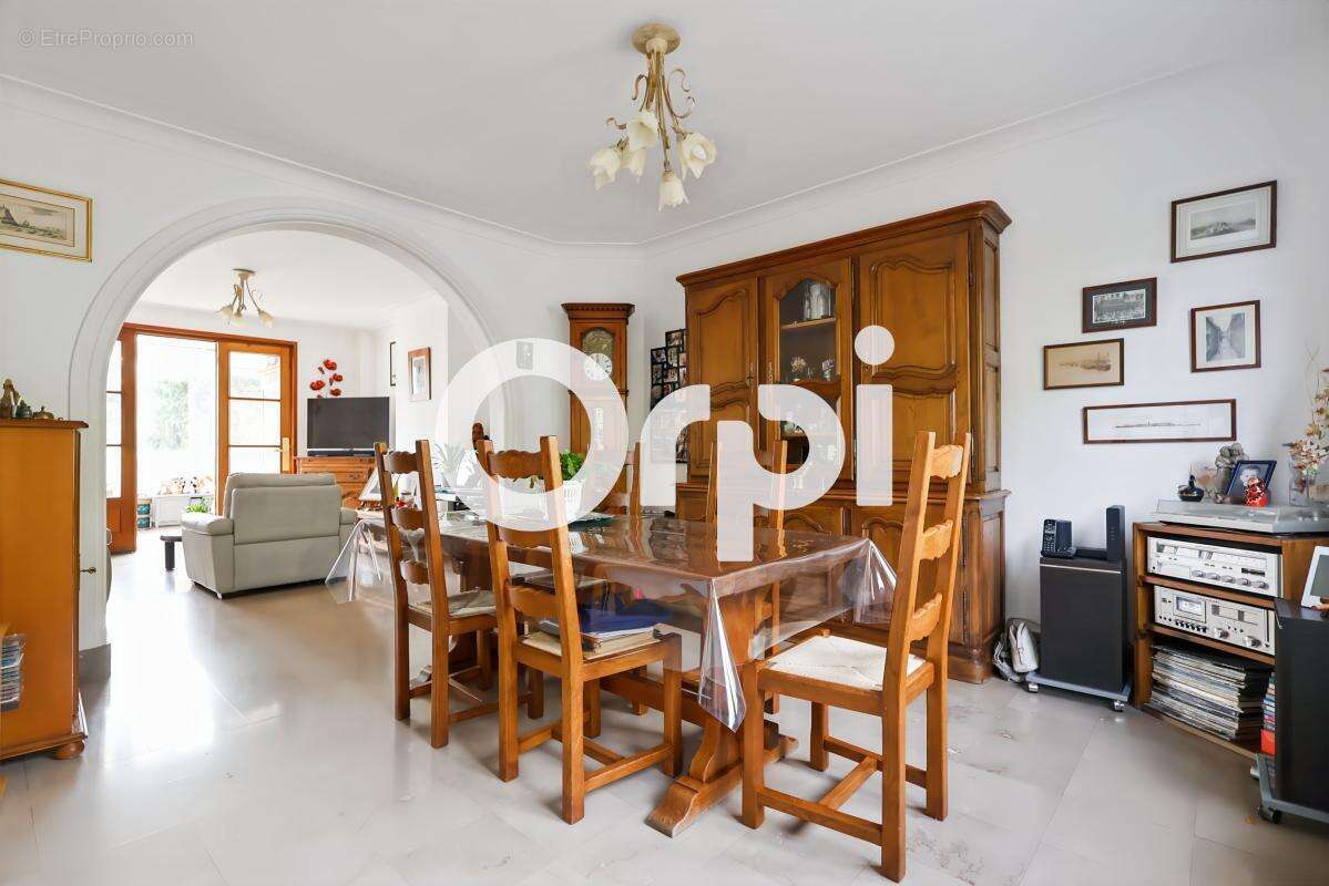 Maison 5 chambre(s), garage, buanderie, cuisine d'été, véranda, cave, jardin et terrasse exposés sud-ouest à ROSENDAËL (59240) - photo 4