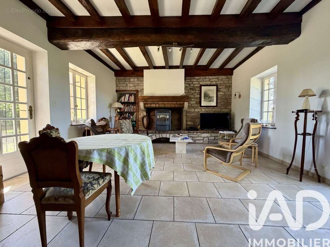 Maison 249 m² à Saint-Ambreuil  - photo 4