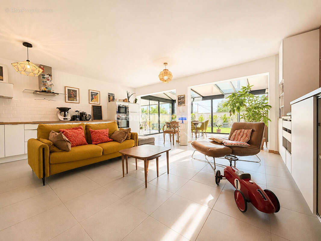 Maison T5 avec jardin, dépendance, garage et places de parking ! - photo 3