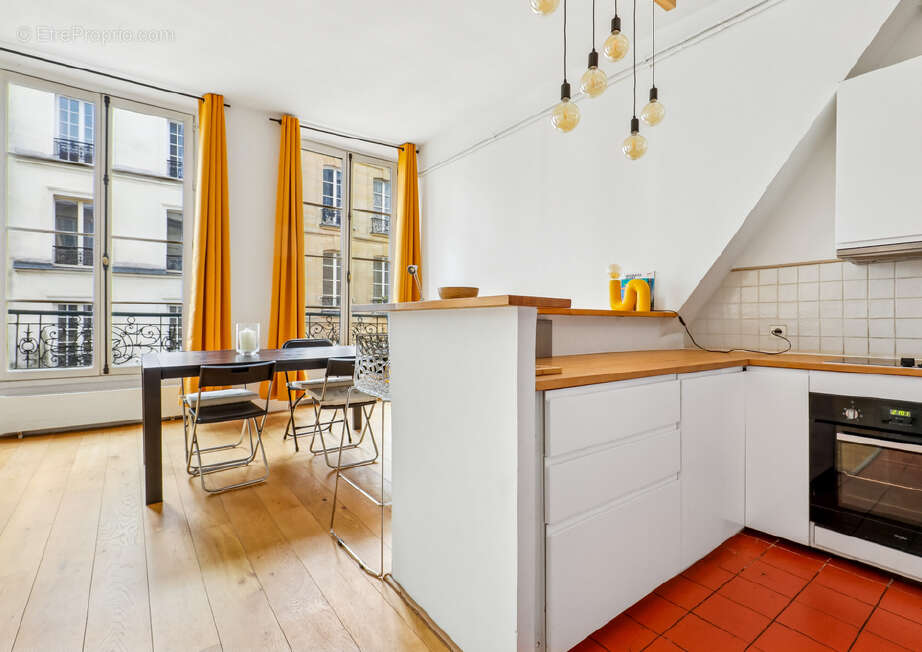 Appartement à PARIS-1E