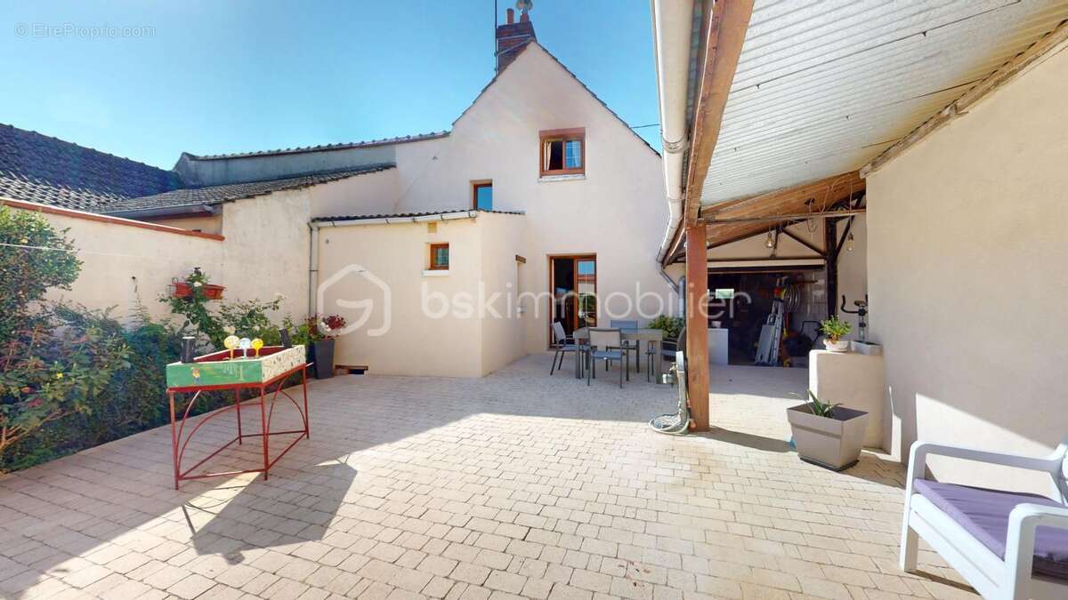 Maison rénovée + parcelle avec double garage - photo 2