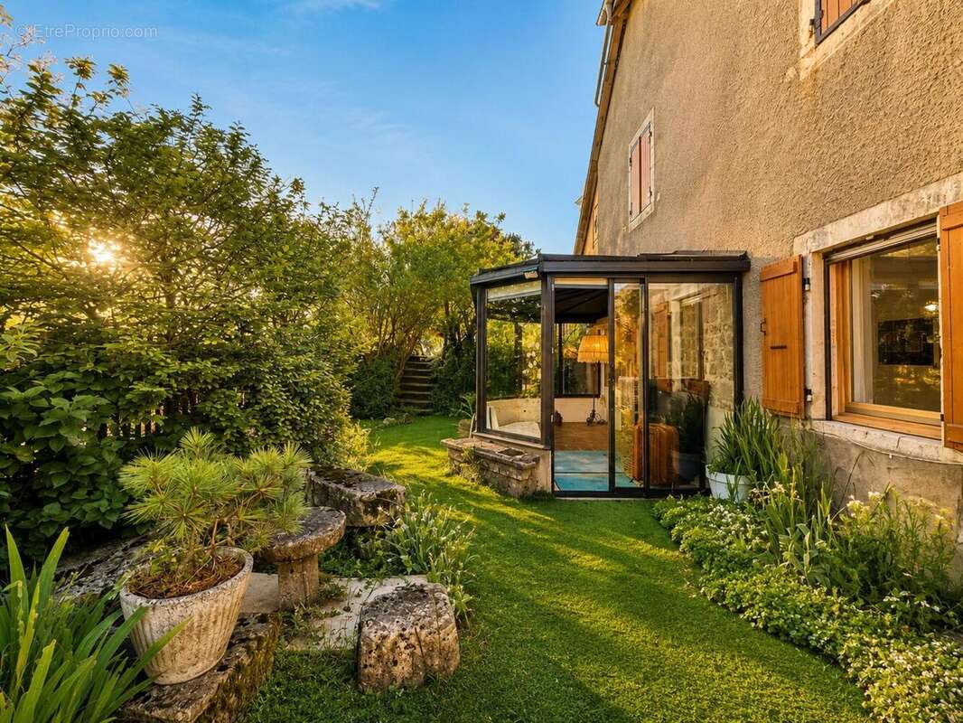 Maison 211 m² à Champagne-En-Valromey  - photo 2