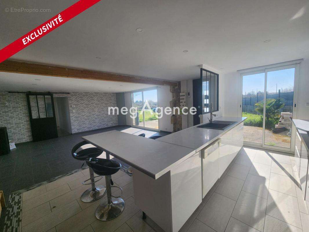 Maison à SAINT-CHRISTOLY-DE-BLAYE