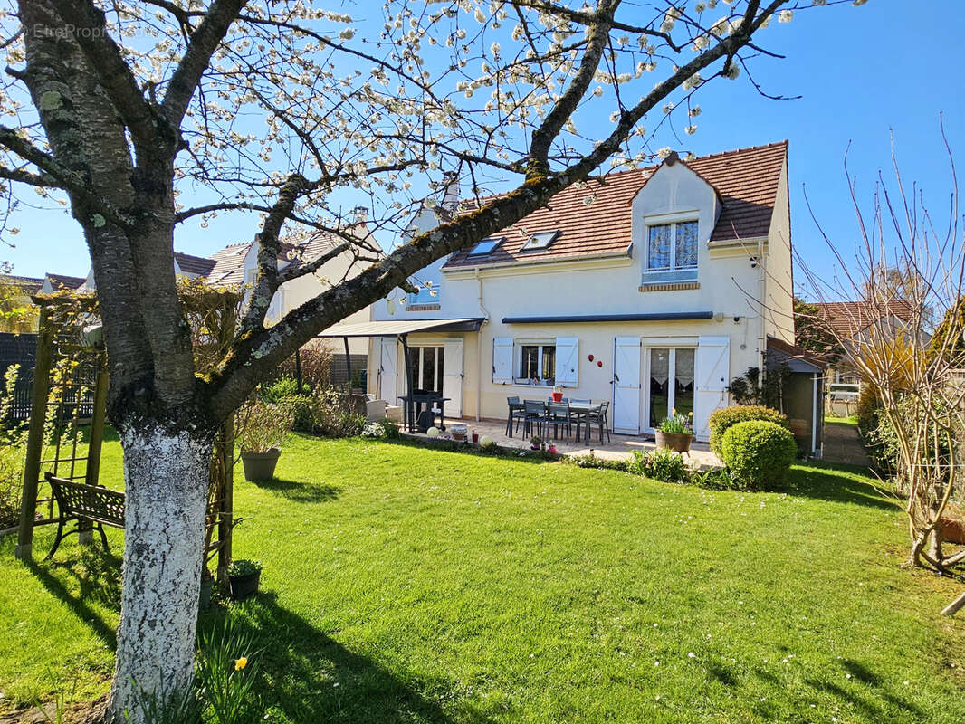 Maison à MANDRES-LES-ROSES