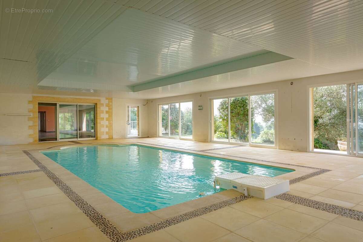 Demeure contemporaine, piscine intérieure, et terrain clos - photo 5