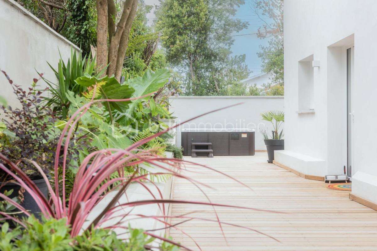 BIARRITZ – Élégante villa familiale rénovée 5 chambres - jardin ombragé  et jacuzzi - photo 3