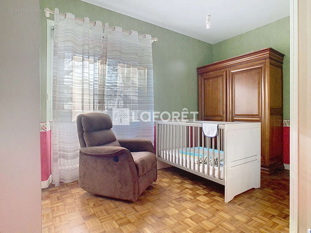 Maison à SAINT-ETIENNE-DU-GUE-DE-L&#039;ISLE