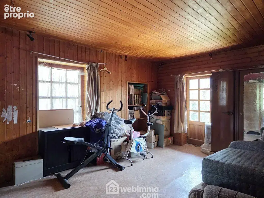 d'une chambre de 18m² donnant sur un balcon avec un accès direct aux places de parking.