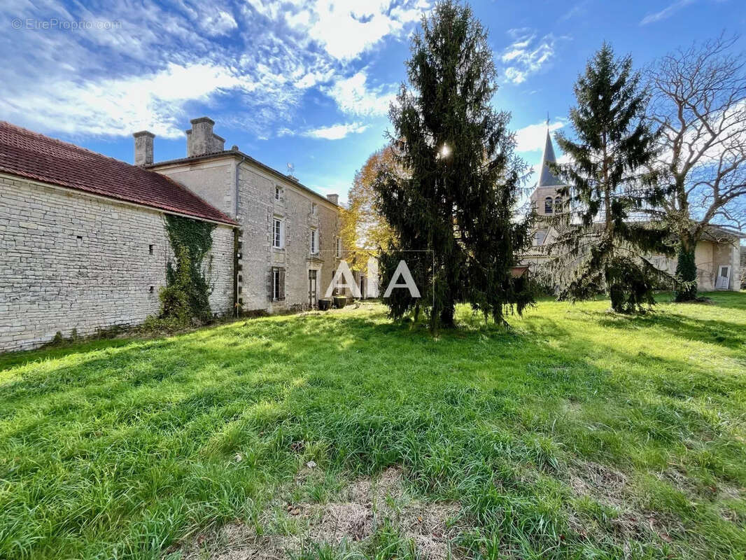 Charmante propriété à rénover avec dépendances - photo 2