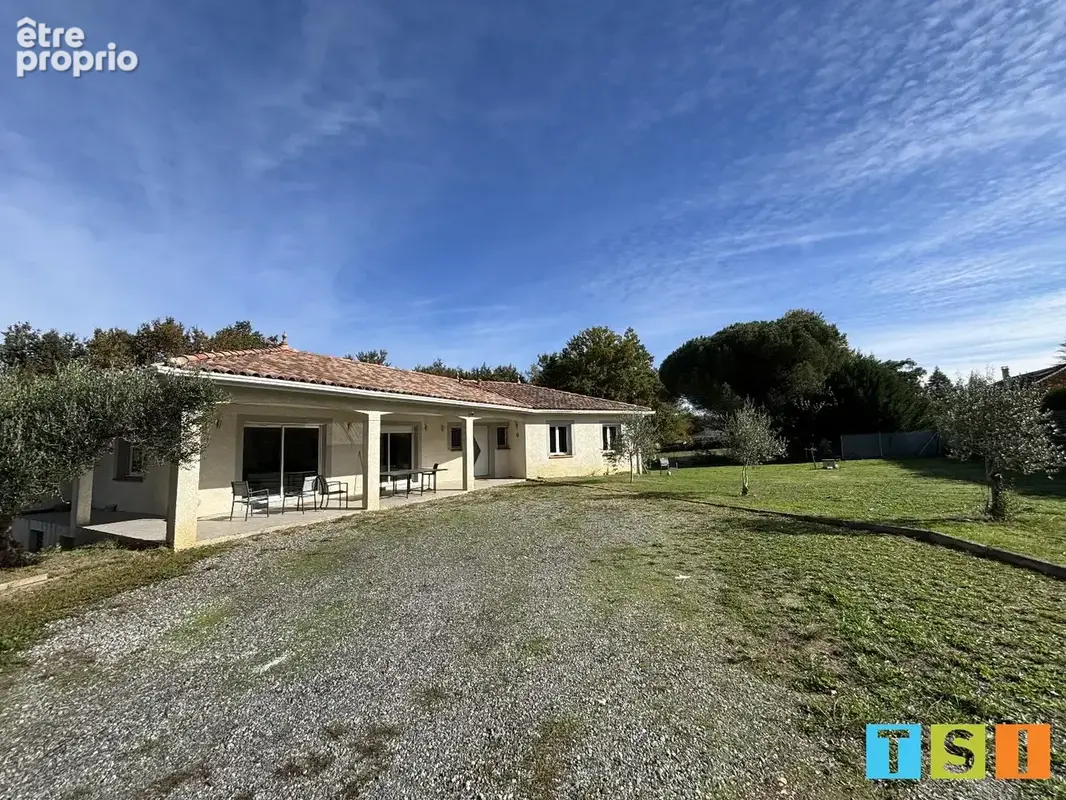 Maison familiale de plain-pied avec 4 chambres et grand garage, au calme - photo 1