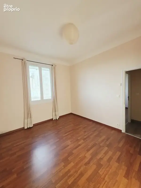 Appartement T4 traversant de 94 m2 avec double garage, balcon et cave - photo 7