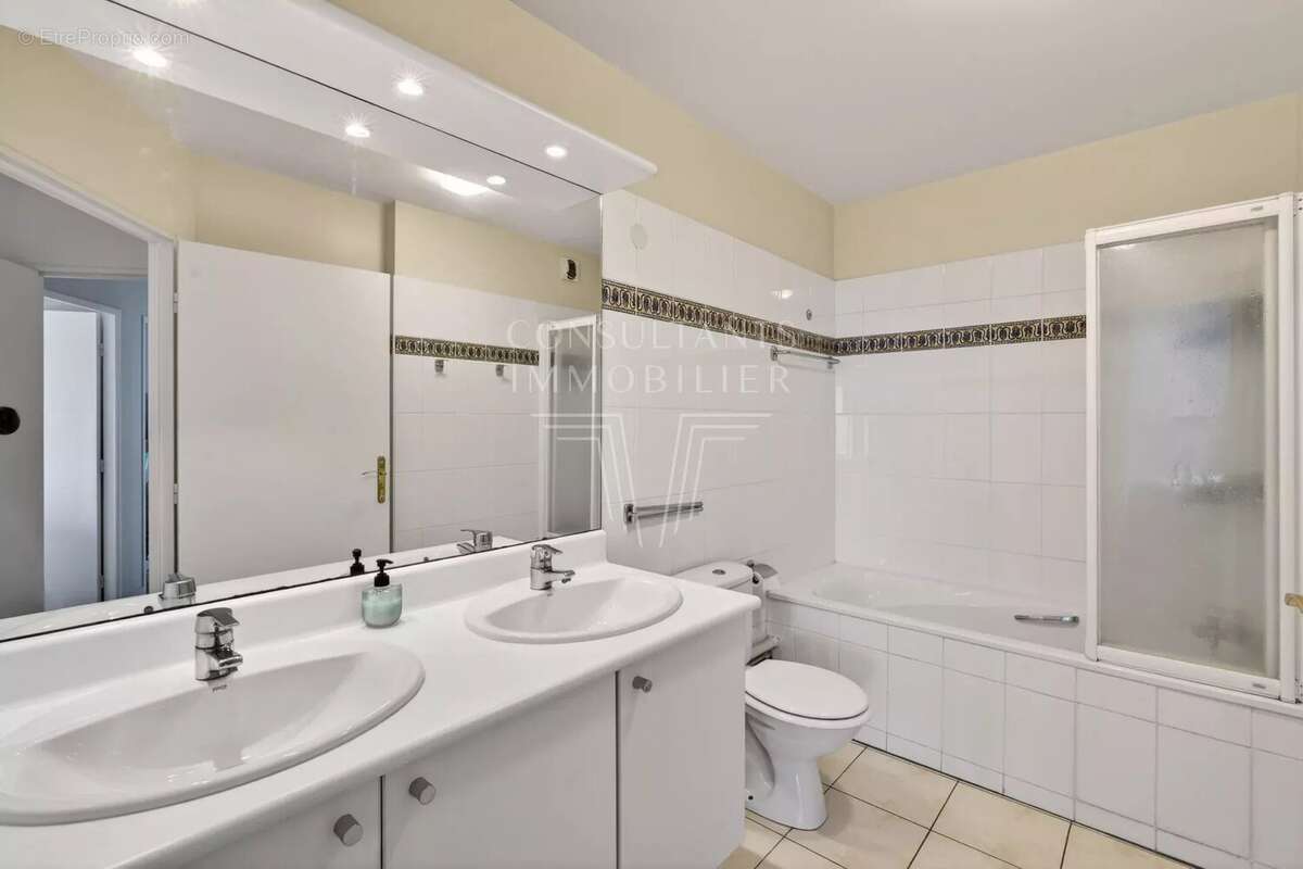 Appartement à COURBEVOIE