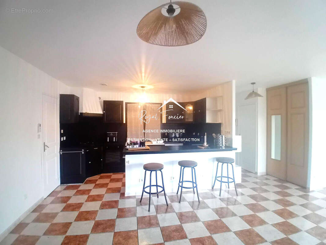 Cuisine ouverte sur pièce de vie lumineuse de 39 m2  - Maison à INGRANDES