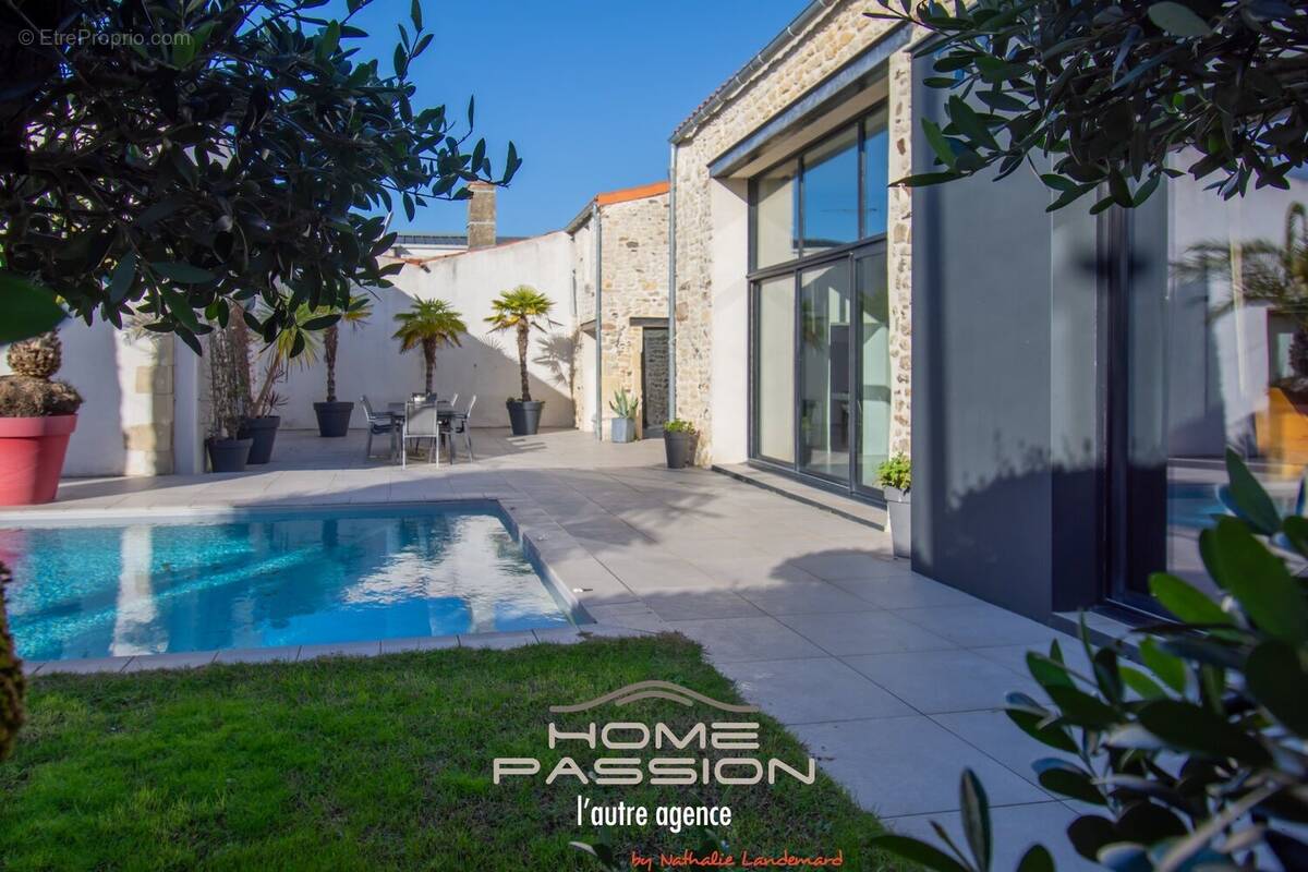 Maison à MORNAC-SUR-SEUDRE