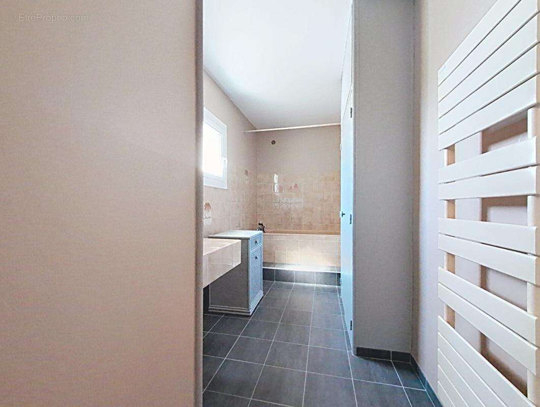 Maison de caractère avec jardin et dépendance - photo 13