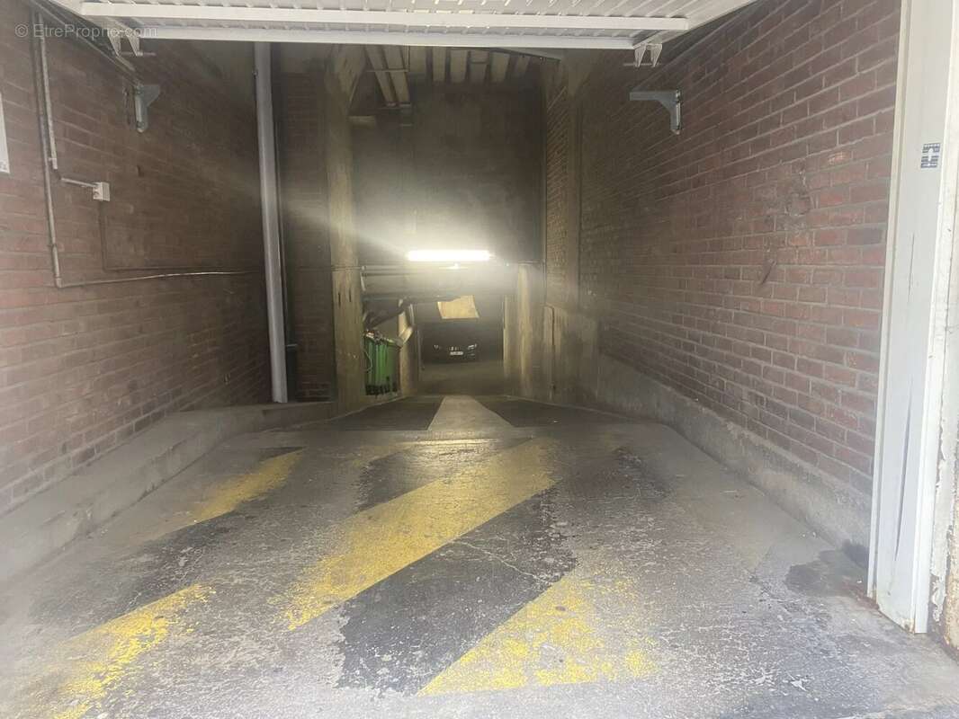 Parking à PARIS-8E