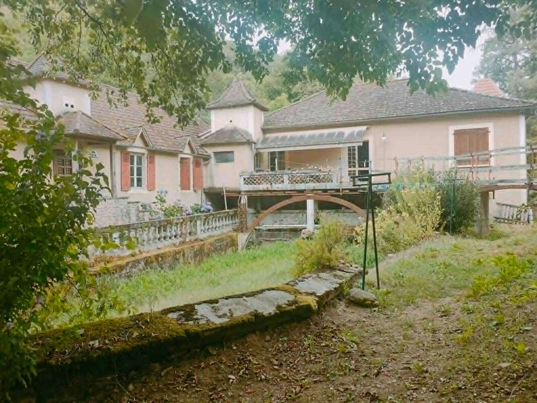 Ancien moulin de prestige à finir de restaurer : 3,5 ha avec ruisseau - photo 2
