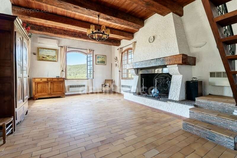 Maison à CEYRESTE