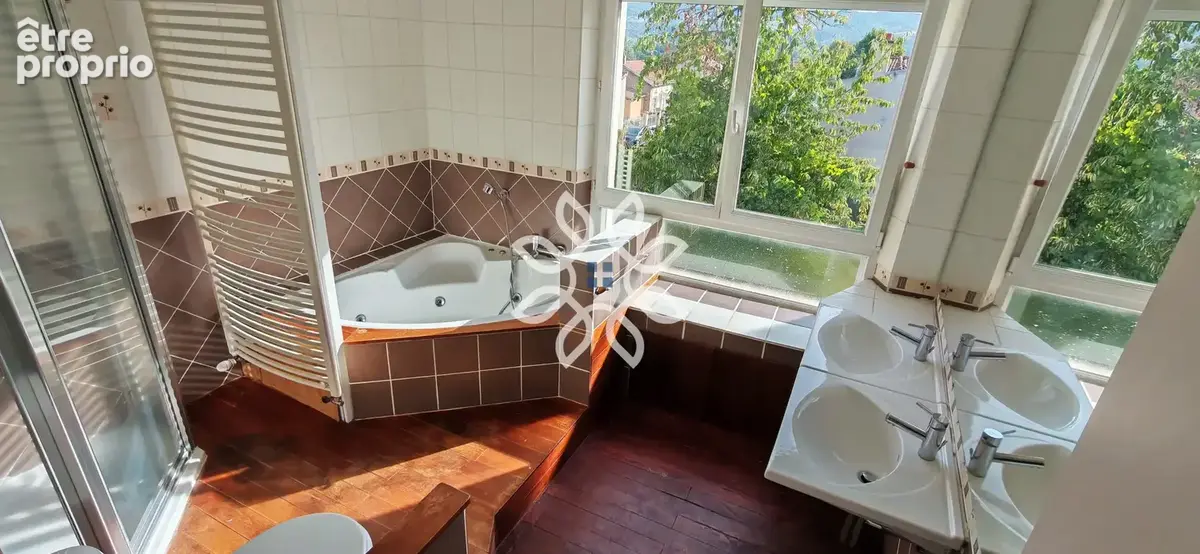 Maison T7 avec cour - centre ville - photo 8