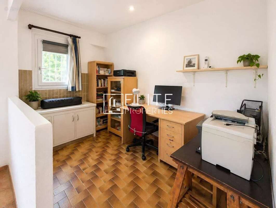 Maison à LA ROQUETTE-SUR-SIAGNE