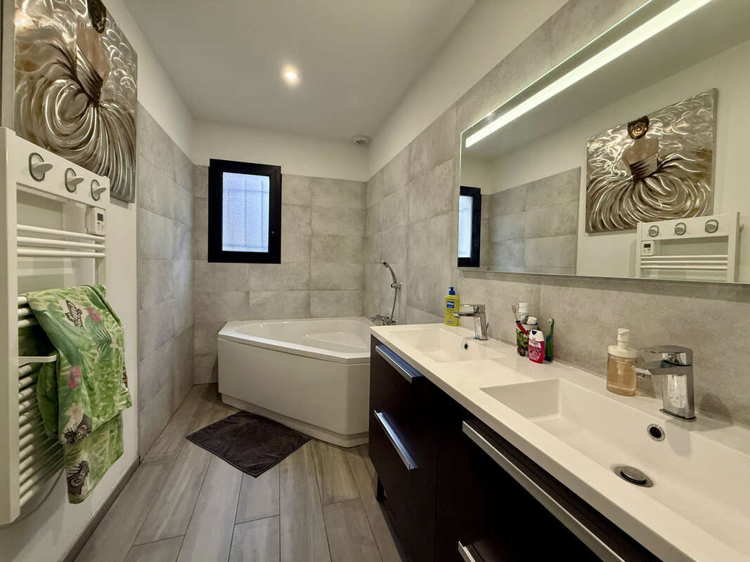 Maison à MONTAIGUT-SUR-SAVE