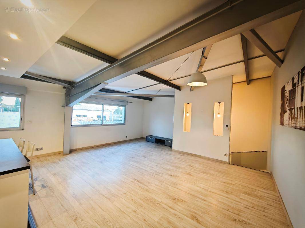 Commerce à LA SALVETAT-SAINT-GILLES