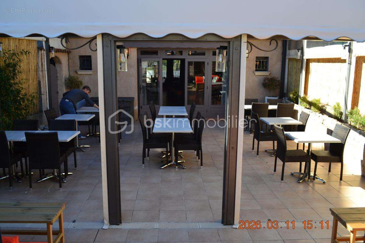 Tres belle affaire de restauration traditionnelle (120 couverts ) dans un charmant village provençal tres prisé et proche d'un l - photo 6