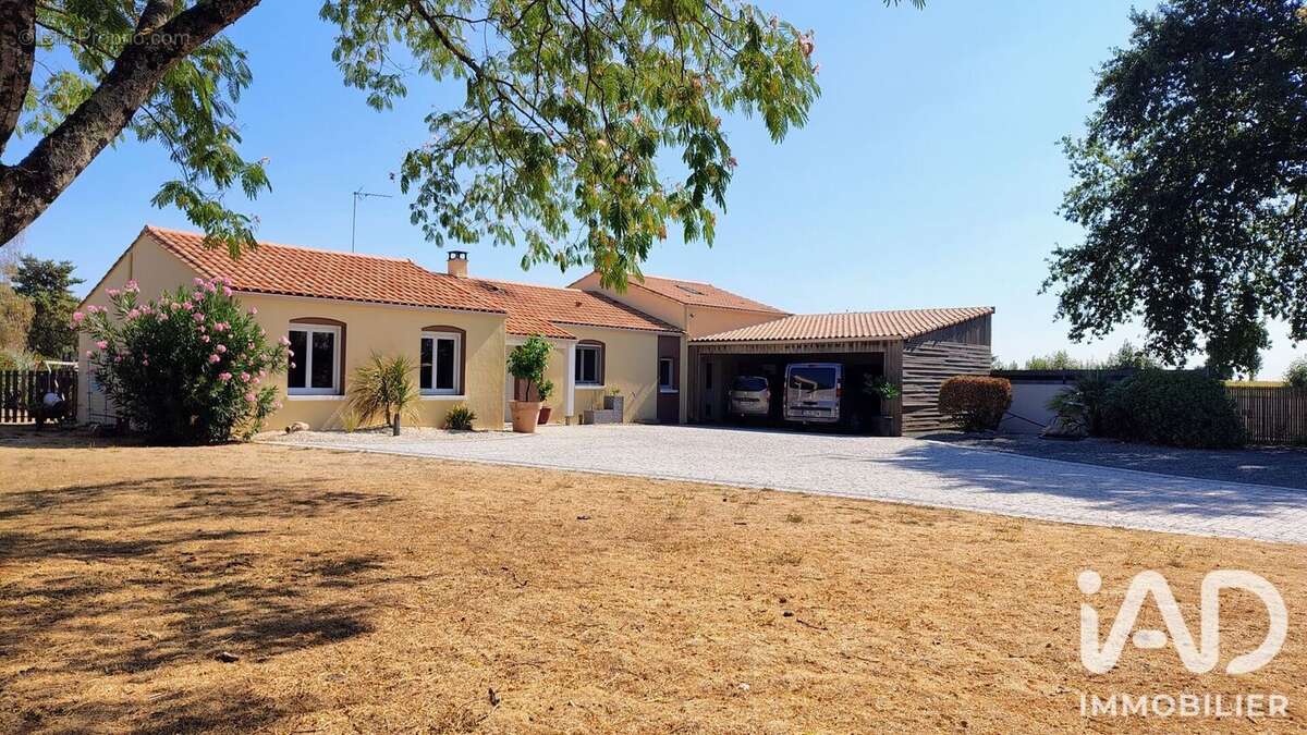 Maison 154 m² à Fontenay-Le-Comte  - photo 2