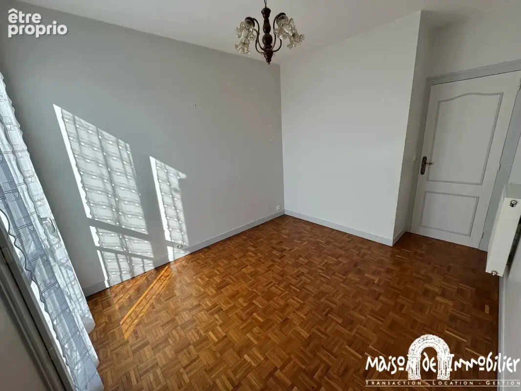 A vendre à COGNAC - Appartement en résidence - 4 pièces - 75m2 - Balcon, garage, parking et cave - photo 6