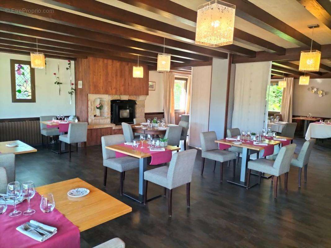 Commerce à NEUVEGLISE