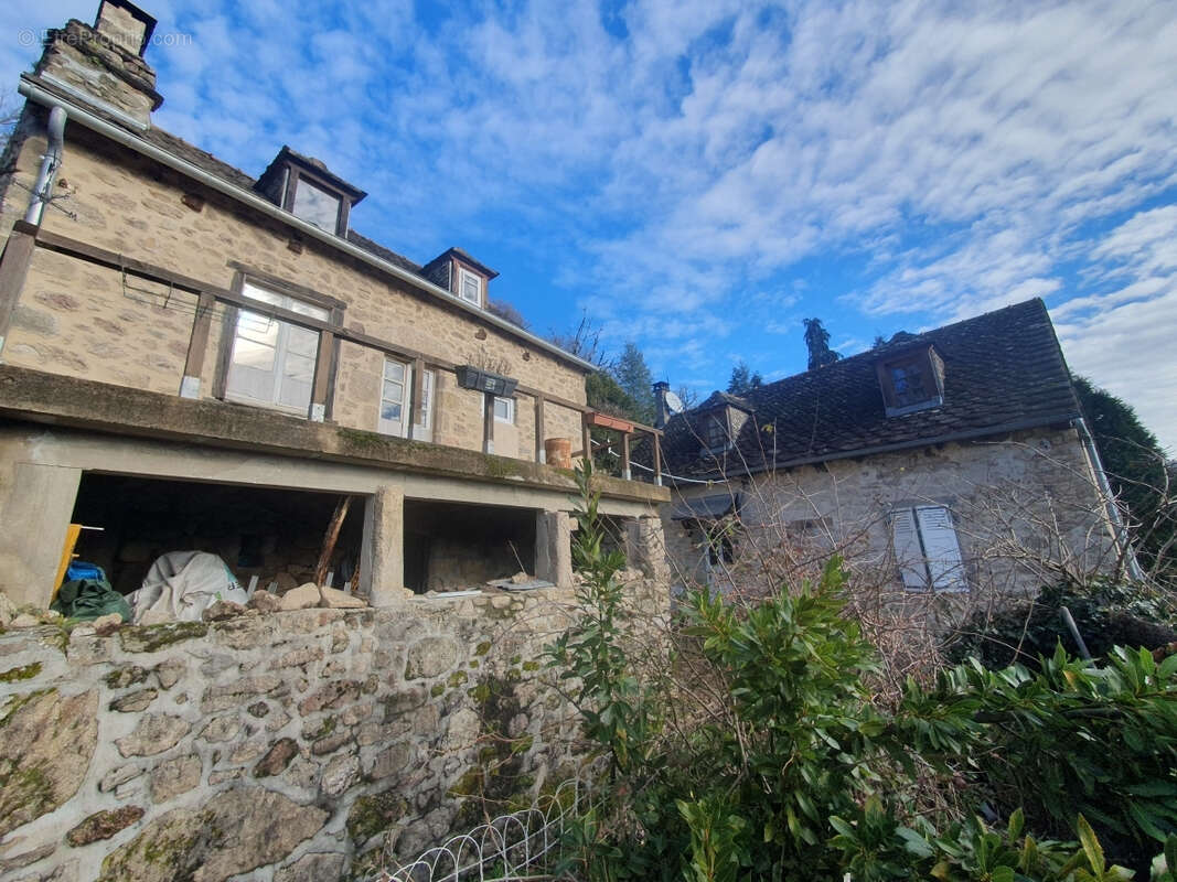 Maison à LA ROCHE-CANILLAC