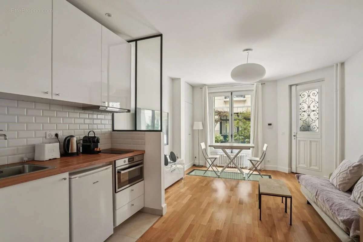 Appartement à PARIS-16E