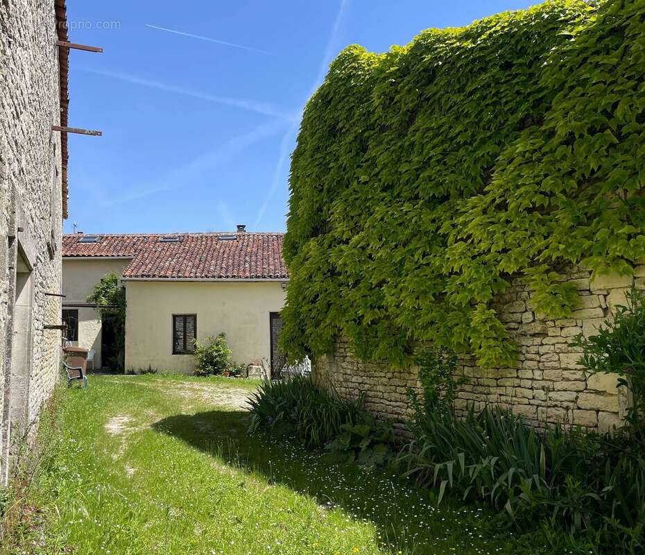 Maison de village avec dépendances et terrain près de Matha - photo 12