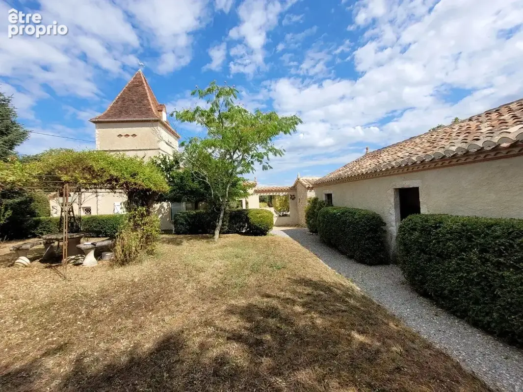 Superbe propriété en pierre avec dépendances, garage, piscine, spa et terrain de 6700 m². - photo 21