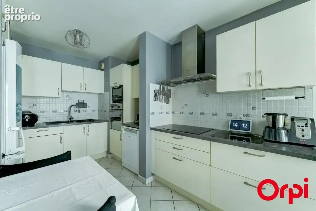 A vendre - Appartement type T4 de 75 m2 avec balcon et garage double - photo 6