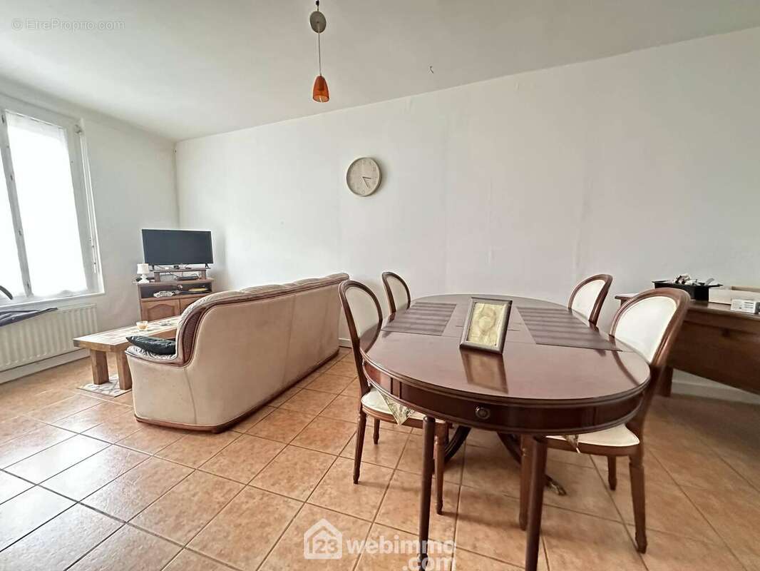 Toutes les fenêtres sont en double vitrage PVC - Maison à CREPY