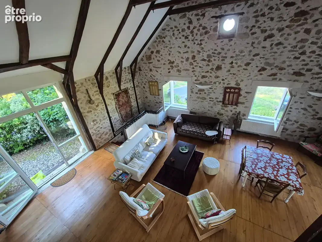 CORRÈZE. Près d'ARGENTAT. Magnifique grange en pierre réaménagée comprenant 6 chambres, un four à pain d'origine et un terrain d - photo 16