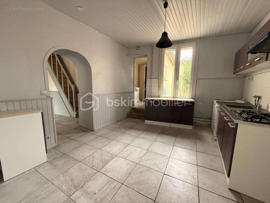Maison à rénover avec jardin - Gare à pieds - Possibilité 3 chambres - photo 4